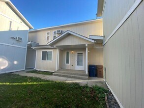 Building Photo - Don't miss this 4 Bedroom 1 1/2 Bath Northside Condo