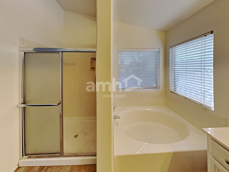 Building Photo - 907 N Albert Dr