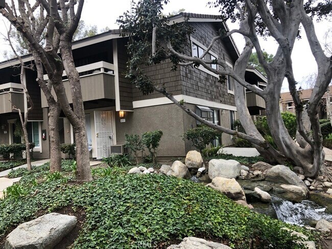Building Photo - 21 Streamwood-