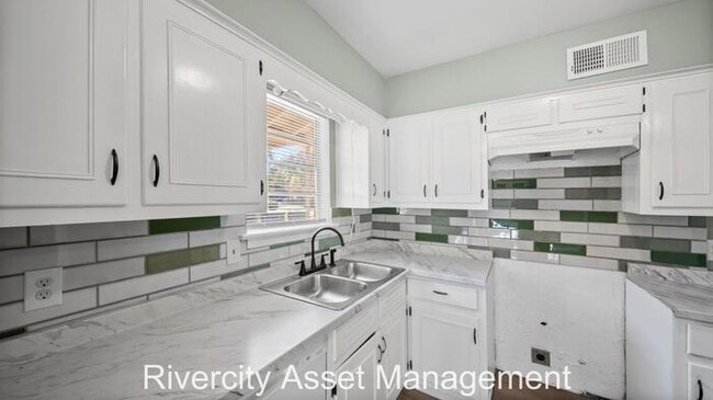 Building Photo - East Memphis Beauty!!!! Section 8 Welcomed...