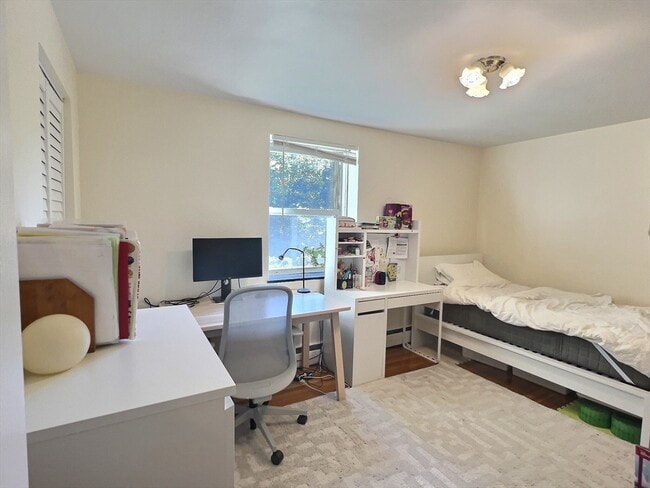 Building Photo - 217 Kent St