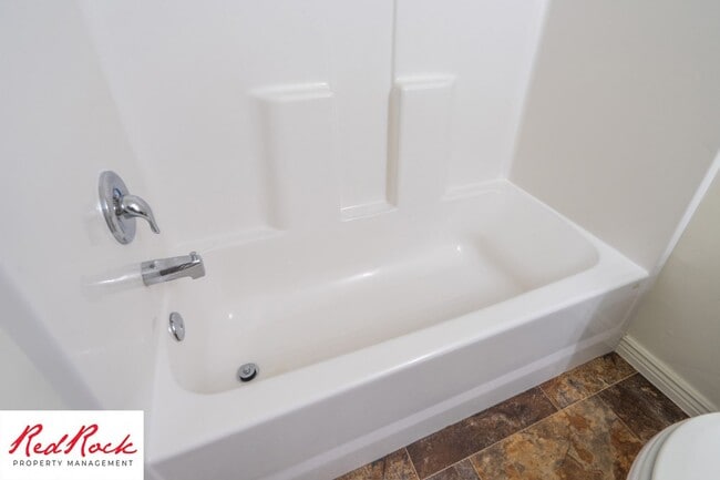 Building Photo - End Unit Fossil Hills Townhome with 3 Beds and 2.5 Baths