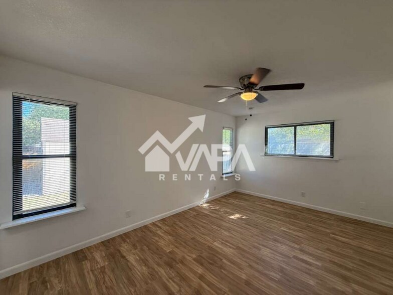 Building Photo - 302 Kingsman St