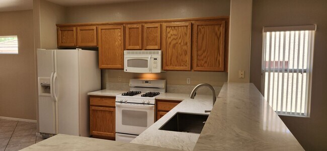 Building Photo - FRESHLY PAINTED 2 Bedroom Patio Home in Ag...