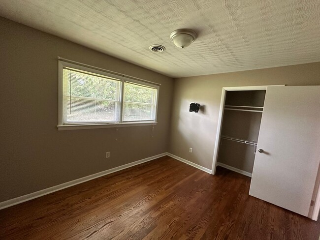 Building Photo - Charming 4 bedroom 2 bathroom home