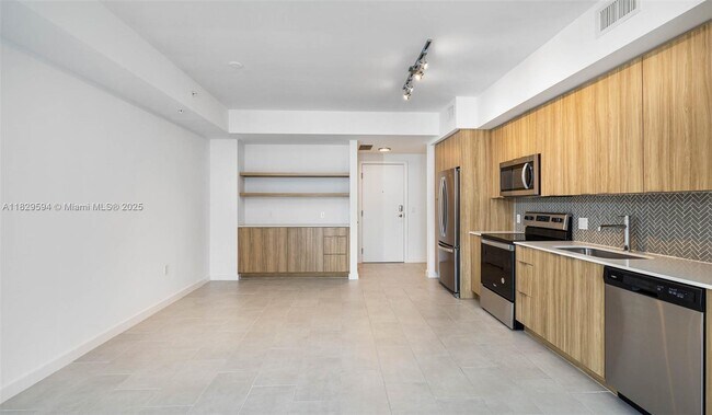 Building Photo - 2150 N Bayshore Dr
