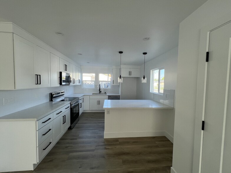 Building Photo - 4816 Hedda St