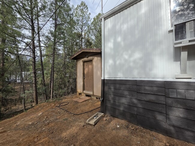 Building Photo - 2800 S White Mountain Rd