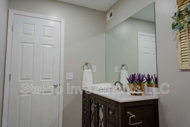 Building Photo - 2380 Hamilton Ave