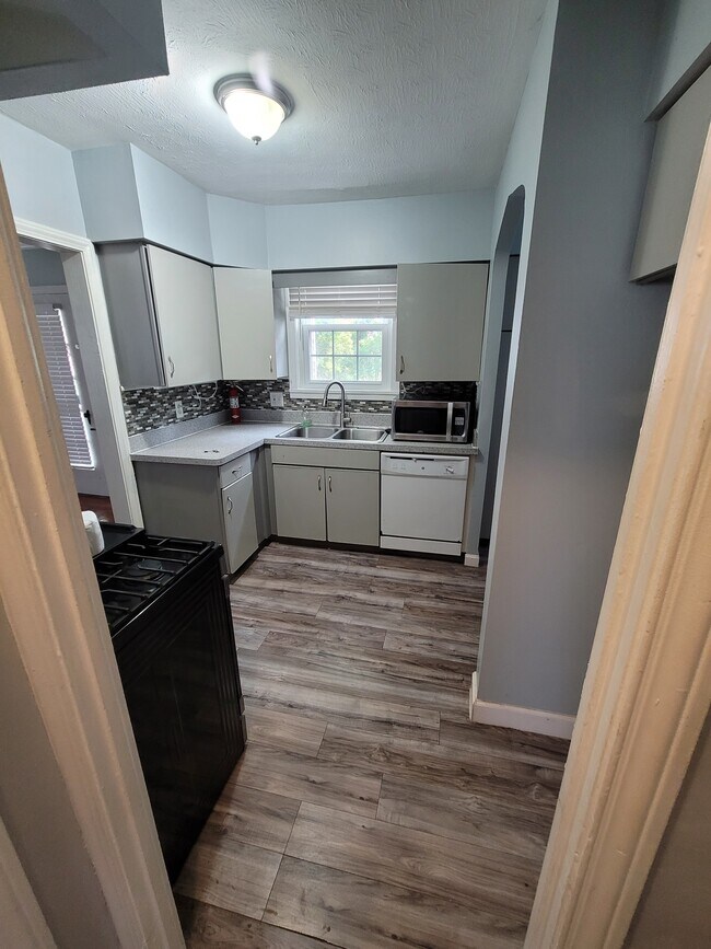 Building Photo - 3598 Raymont Blvd