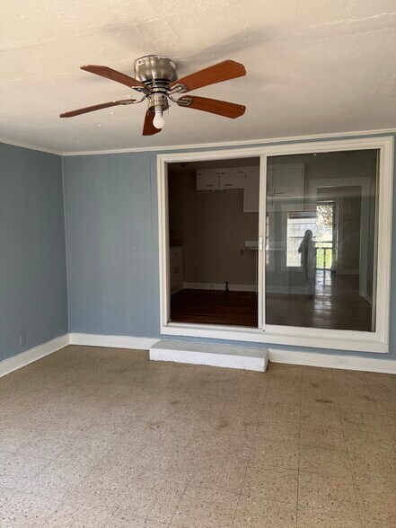 Building Photo - 2004 N Palace Ave