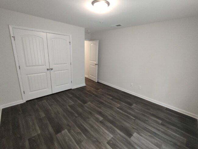 Building Photo - Move in Ready! Easy & Quick move-in process