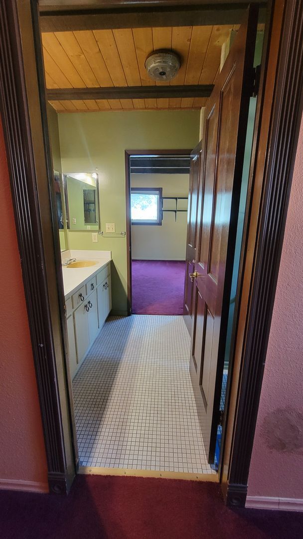 Building Photo - Spacious 6 Bedroom 5 Bathroom Within Walki...