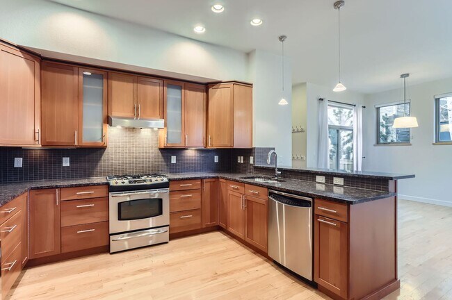 Building Photo - Modern 4-Bedroom Townhouse with Stunning Views in Boulder, CO