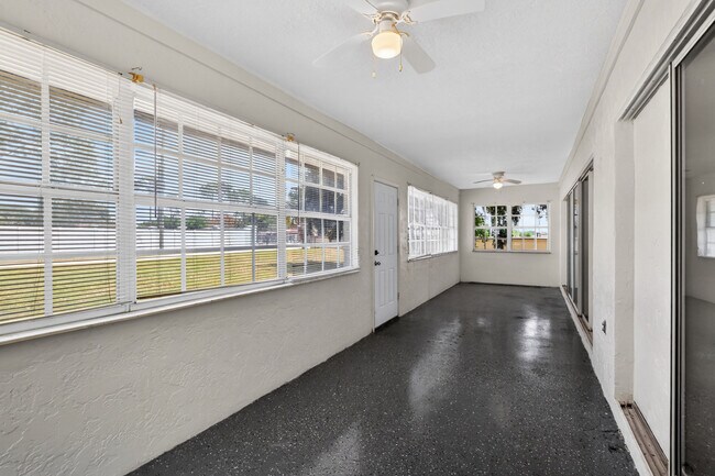 Building Photo - 802 Arietta Cir N