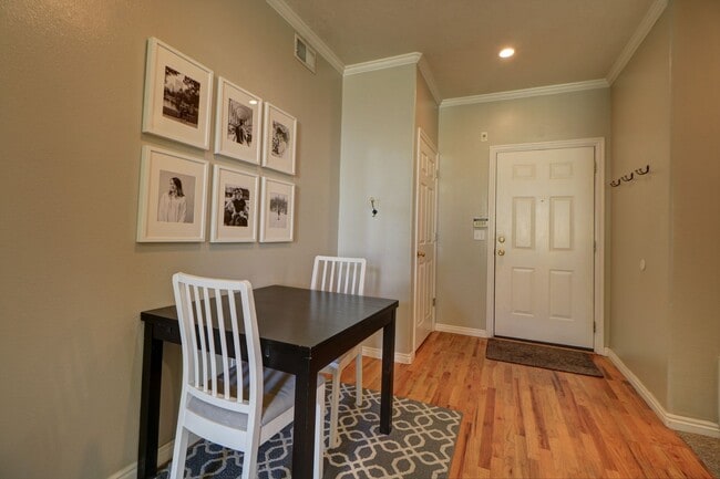 Building Photo - 2 Bedroom 2 Bathroom