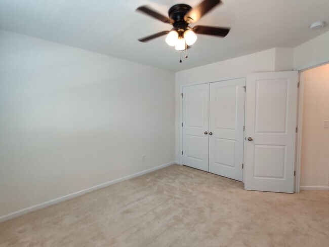 Building Photo - 4 Bedroom, 2.5 Bath Townhome in Savannah Townhomes