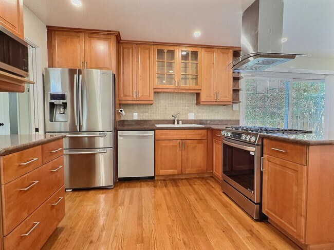 Building Photo - 3BD/2BA - Updated Charming Single Family H...