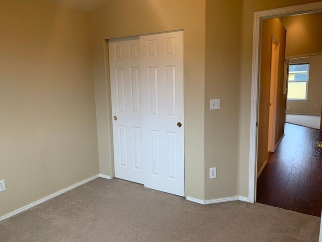 Building Photo - Great 3BD 2.5BA Fisher's Landing! Large Fe...