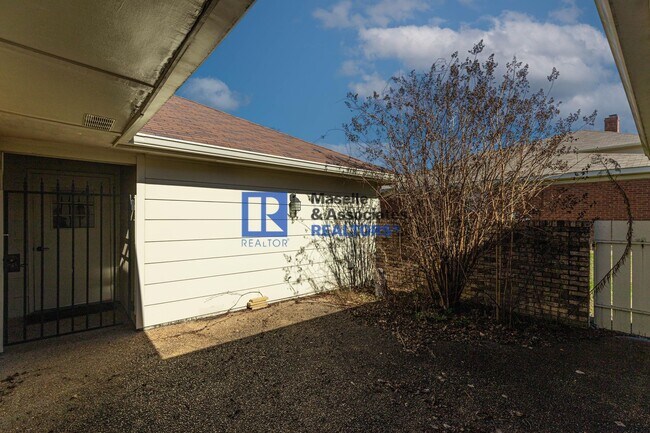 Building Photo - 2 Bed/2 Bath Townhouse in Brandon