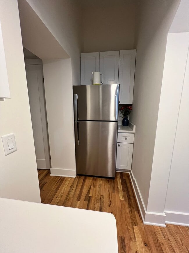 Building Photo - 106 E Broad St