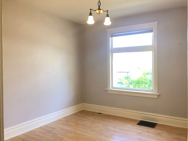 Building Photo - CHARMING 2 BED 1 BATH CAPITAL HILL HOUSE I...