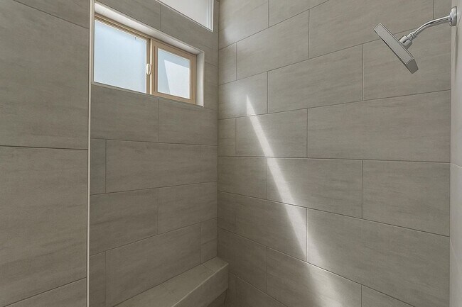 Building Photo - Rare 4-Bedroom Find in Redondo Beach