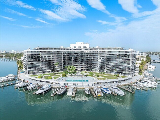 Building Photo - 900 Bay Dr E