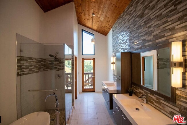 Building Photo - 11619 Lerdo Ave