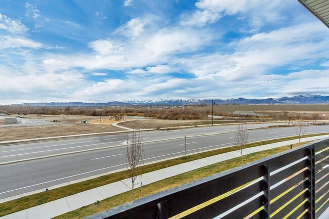 Building Photo - Spacious 3 Bed 2 Bath Condo in Sandy!