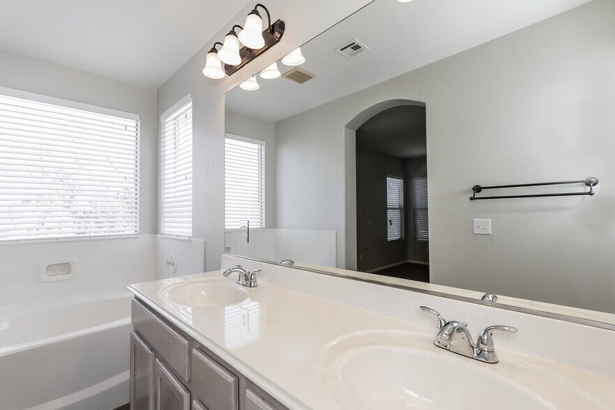 Building Photo - 4701 Cliff Breeze Dr