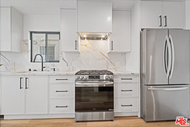Building Photo - 3305 Ocean Front Walk