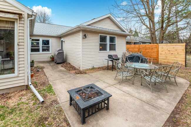 Building Photo - 522 Togstad Glenn