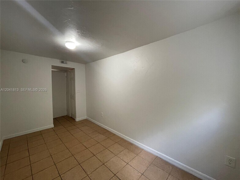 Building Photo - 804 NW 19th Ter