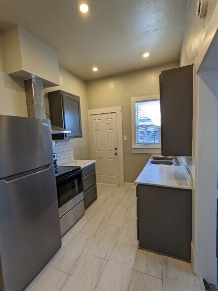 Building Photo - 534 E Sycamore St