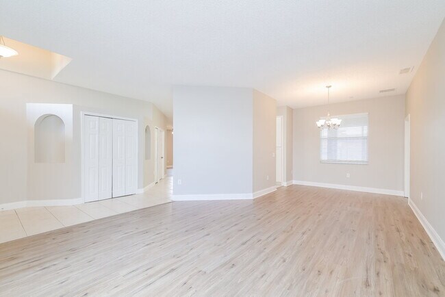 Building Photo - 552 Viceroy Ct