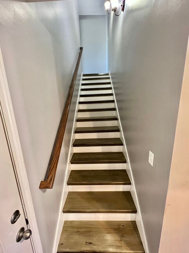 Building Photo - 4 Bed, 3 Bath w/ 2 Car Garage and Fenced Backyard