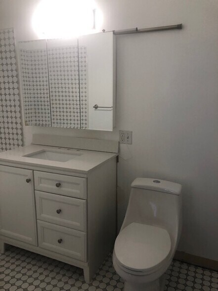 Building Photo - 410 N Orange Grove Ave