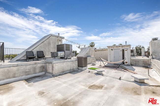 Building Photo - 815 N Las Palmas Ave