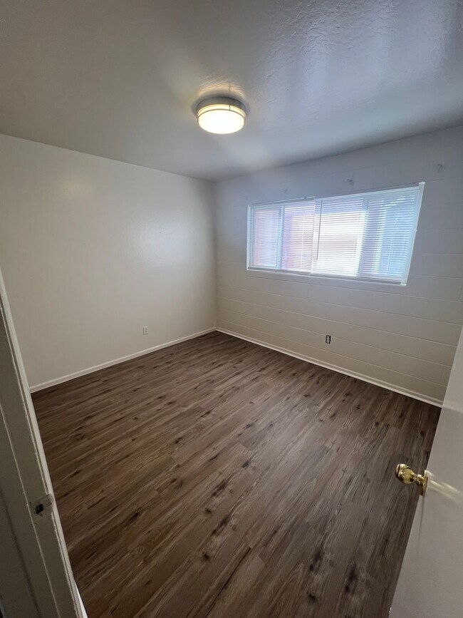 Building Photo - 150 Mt Rose St