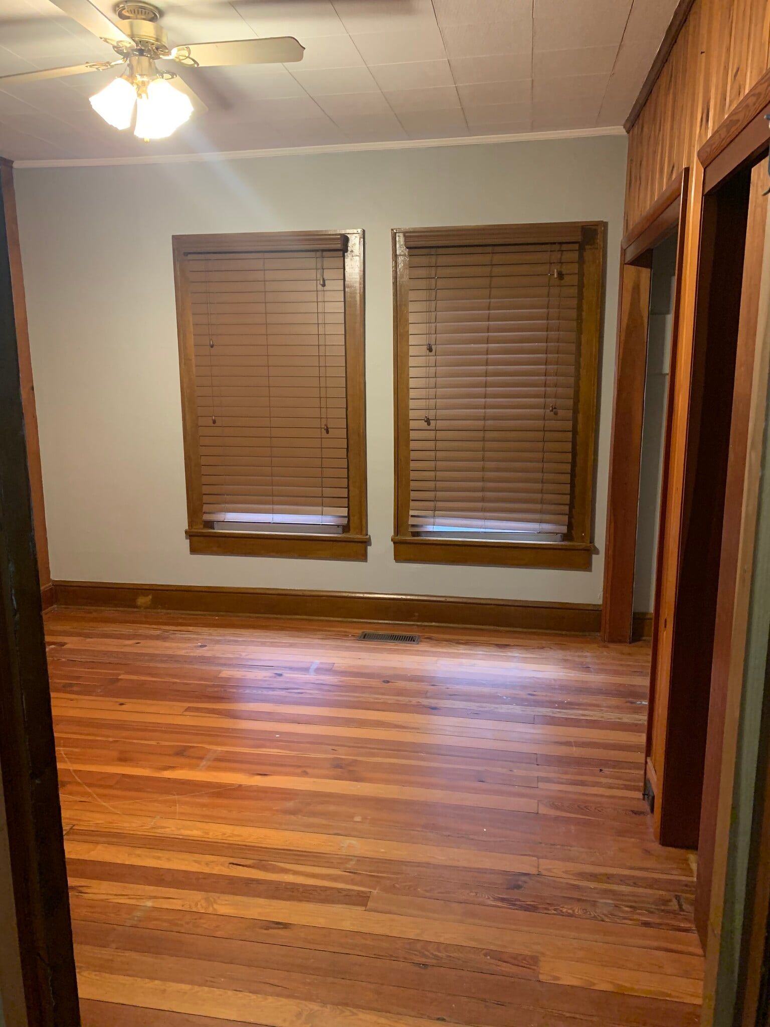 Bedroom - 709 E Oldham Ave