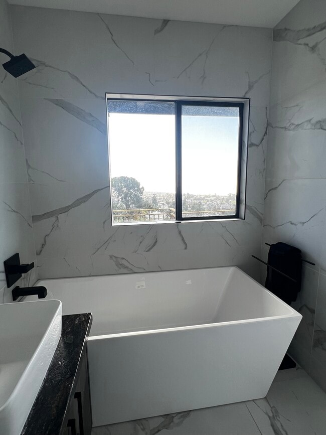 Building Photo - 353 Mariposa Dr