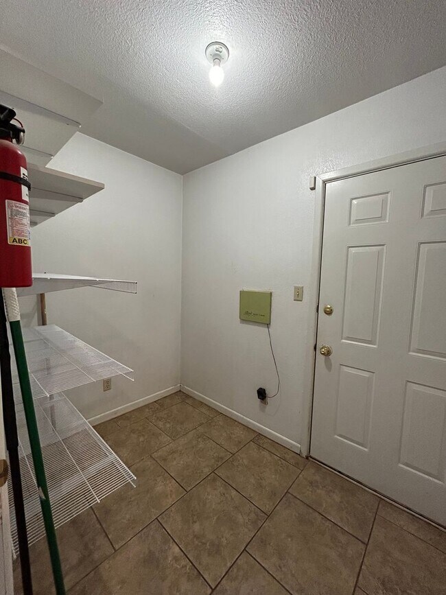 Building Photo - Beautiful Large Family Home!!!