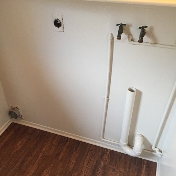 Washer / dryer hookups - 2418 S San Gully Rd