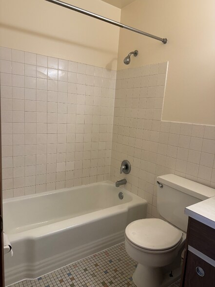 Building Photo - 729 Oakdale Ave