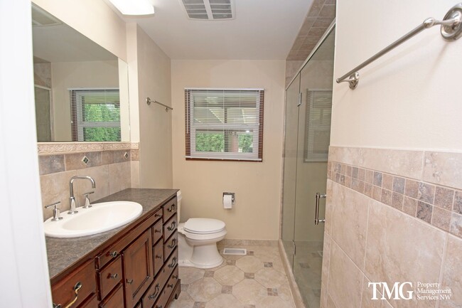 Building Photo - Beautiful Three Bedroom in Great Camas Nei...