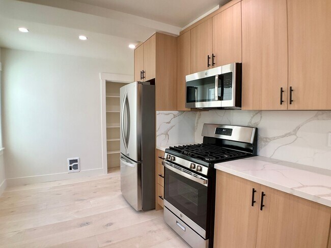Building Photo - Remodeled! GARAGE PARKING Included! IN-UNI...