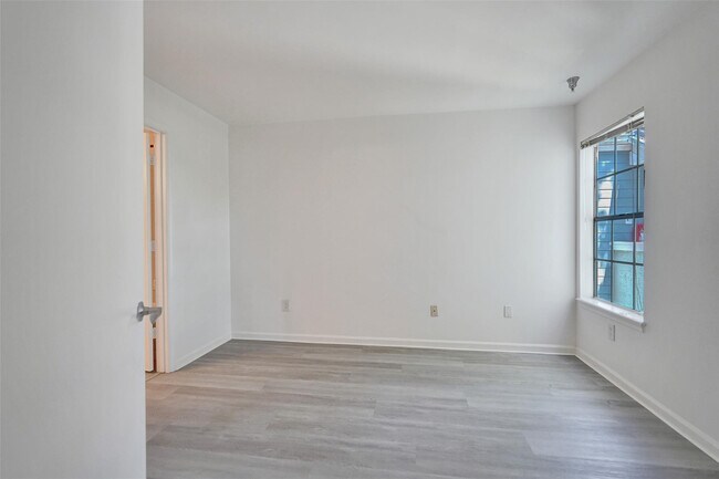 Building Photo - 1050 Crystal Way