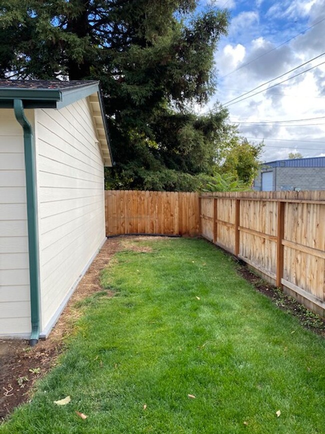 Building Photo - CHARMING 2 BEDROOM HOUSE