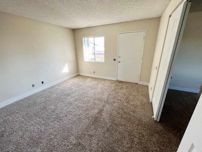 Building Photo - 360 N San Antonio Ave